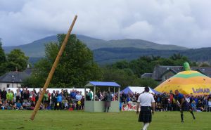 140 6 August 2014 Killin Highland Games Tossing the caber
