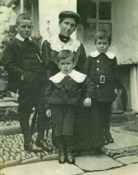 Merelda Badcock nee Dunn widow of Frank (died 1919) with William (left) Arthur and Charlie c 1916